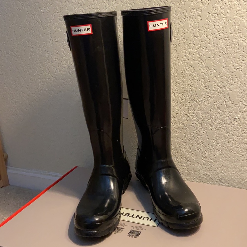 Women’s hunter black boots size 8